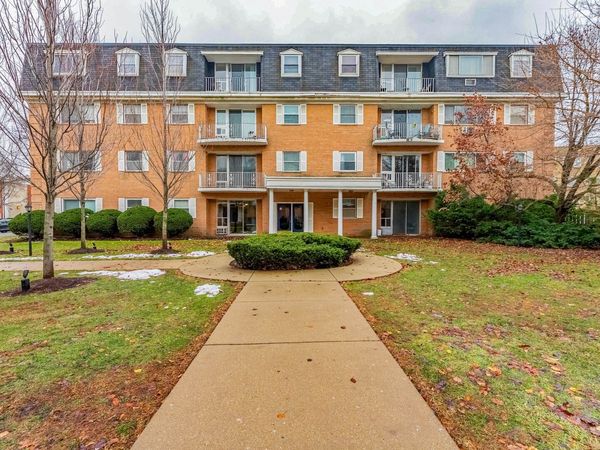 415 Wesley Avenue, Unit 24, Oak Park, IL 60302
