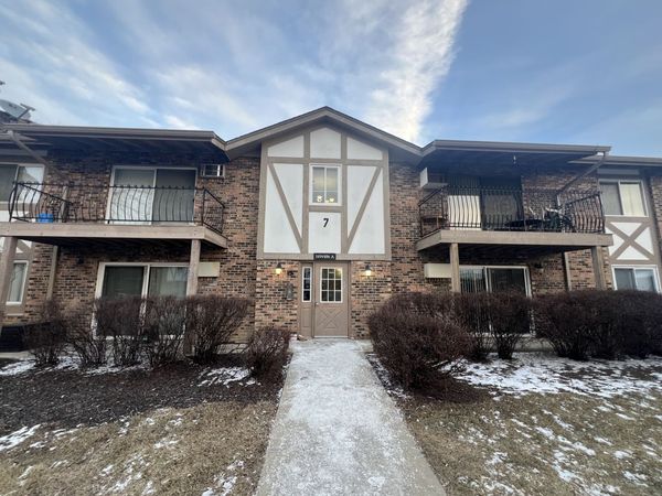 16W486 Lake Drive, Unit 7-102, Willowbrook, IL 60527