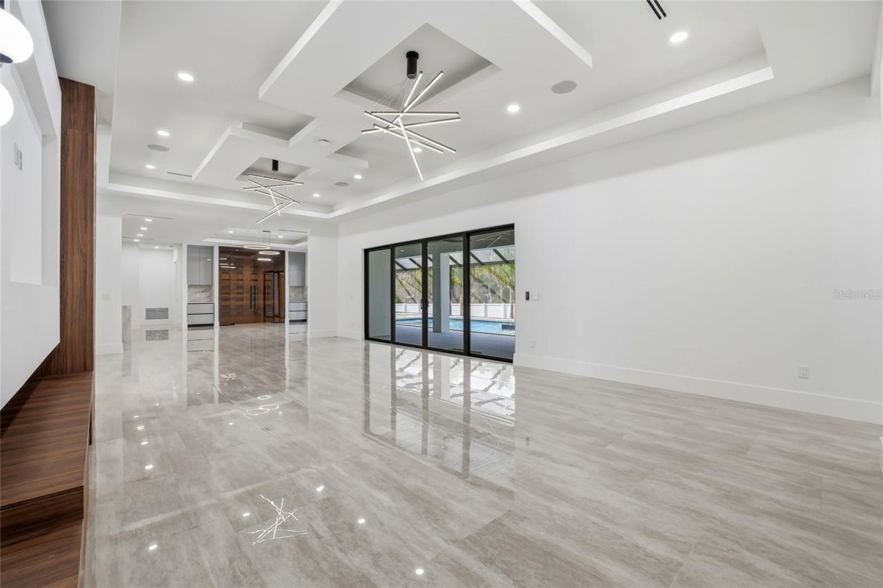 6802 E Creek Drive, Tampa, FL 33615 Photo