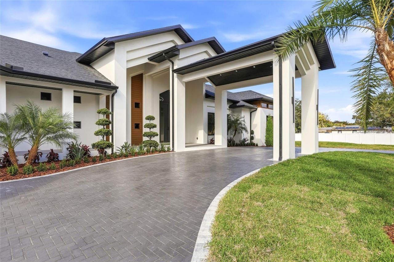 6802 E Creek Drive, Tampa, FL 33615 Photo