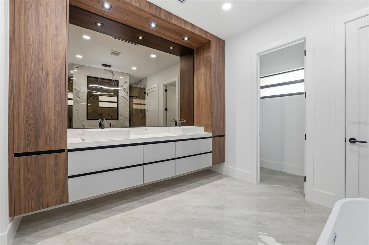 6802 E Creek Drive, Tampa, FL 33615 Photo