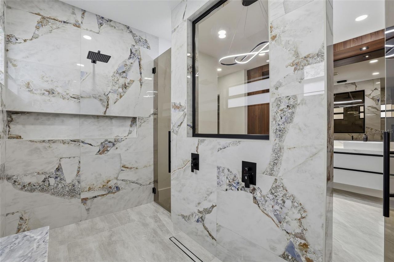 6802 E Creek Drive, Tampa, FL 33615 Photo