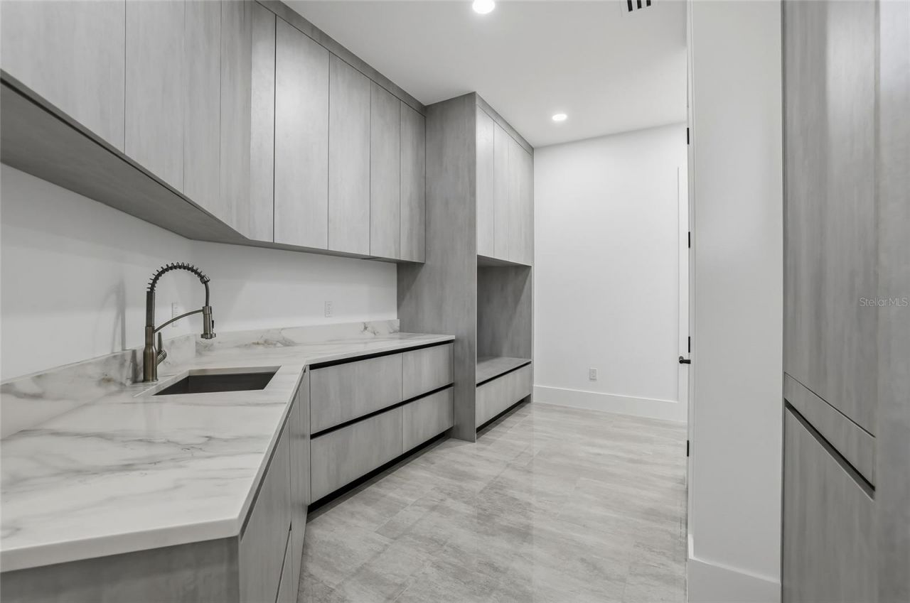 6802 E Creek Drive, Tampa, FL 33615 Photo