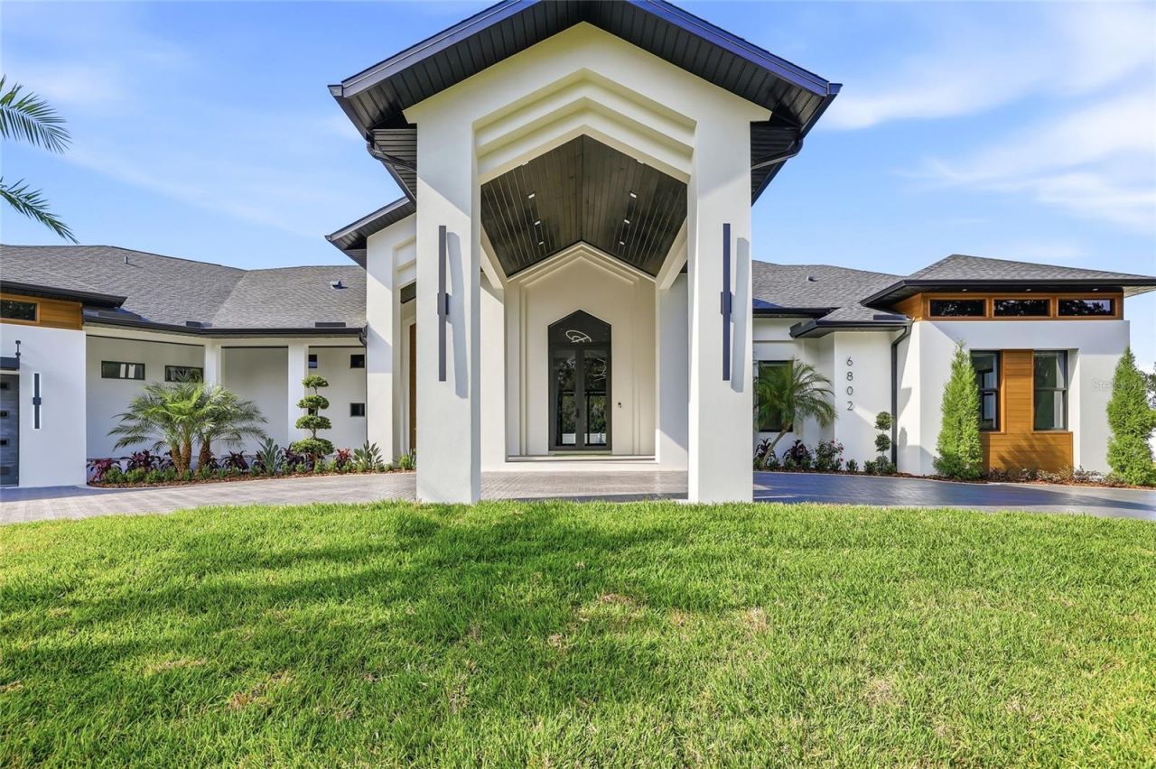 6802 E Creek Drive, Tampa, FL 33615 Photo