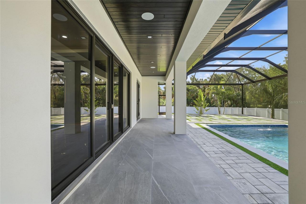 6802 E Creek Drive, Tampa, FL 33615 Photo