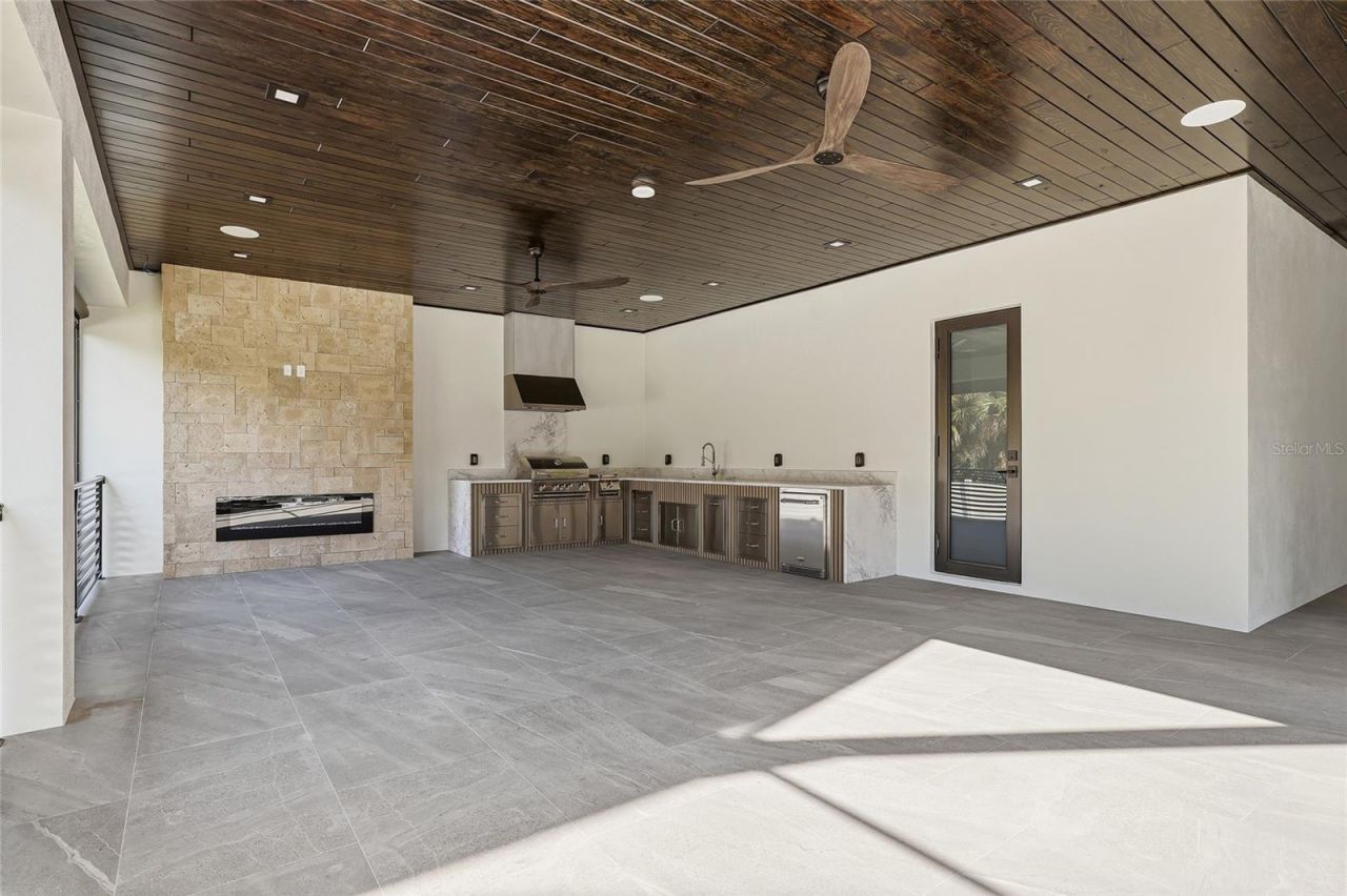 6802 E Creek Drive, Tampa, FL 33615 Photo