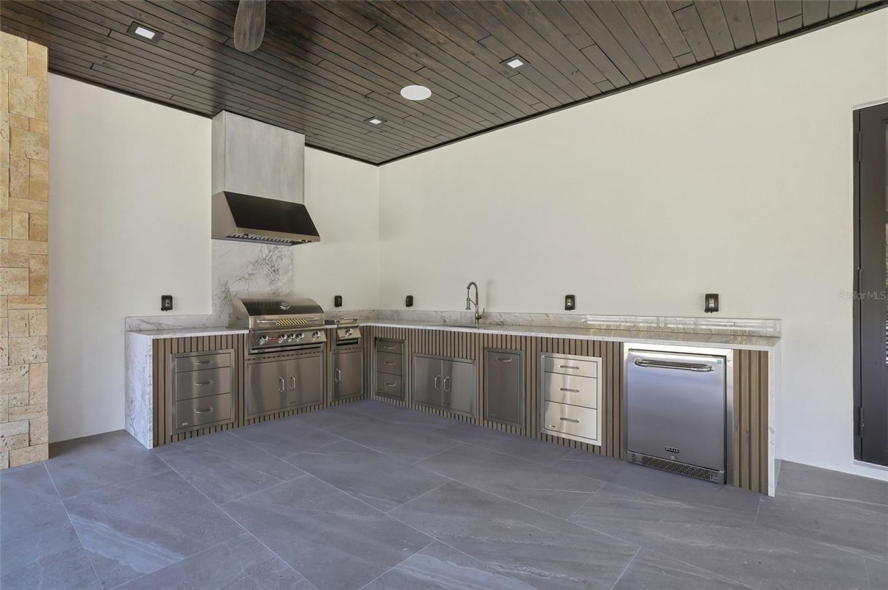 6802 E Creek Drive, Tampa, FL 33615 Photo