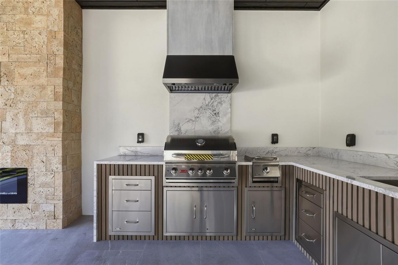 6802 E Creek Drive, Tampa, FL 33615 Photo