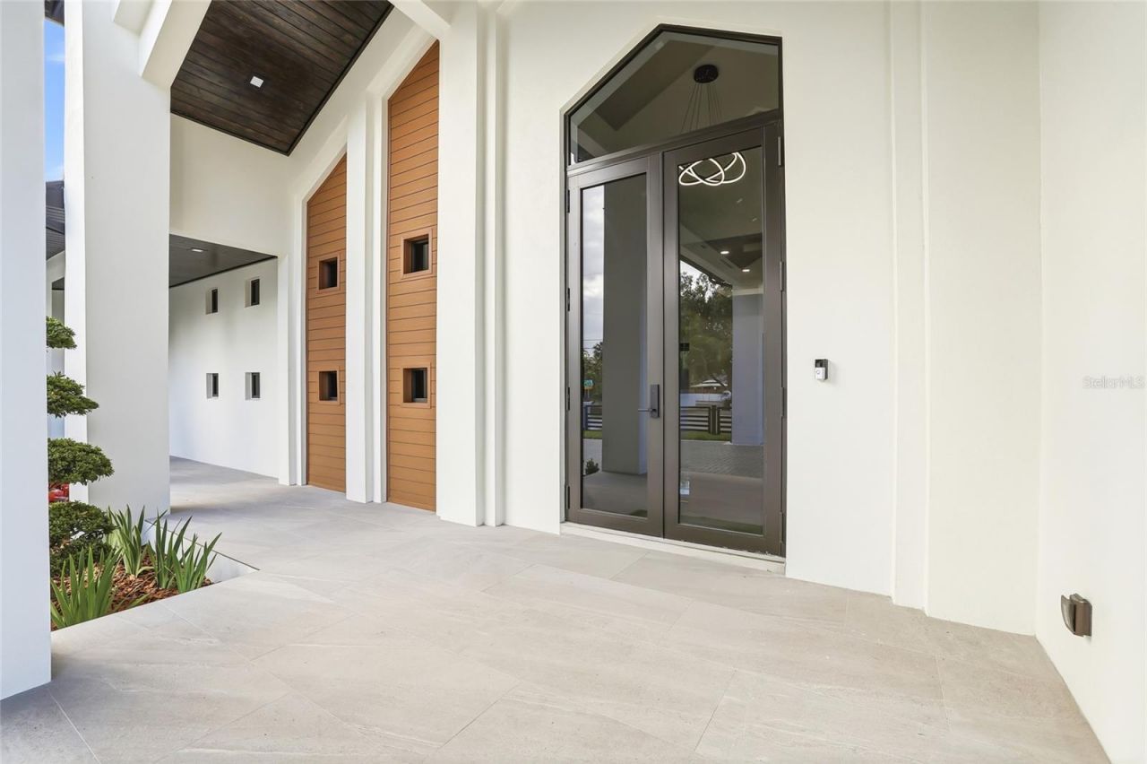 6802 E Creek Drive, Tampa, FL 33615 Photo