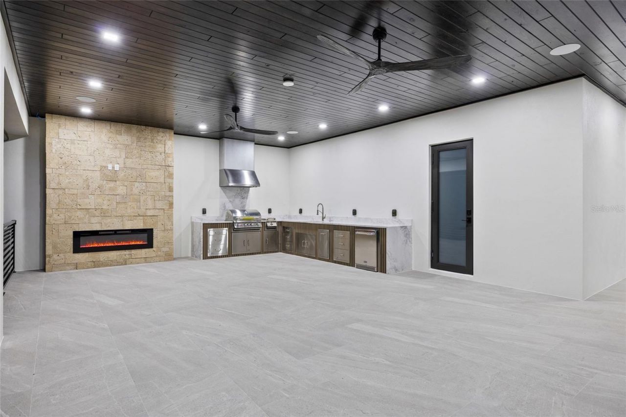 6802 E Creek Drive, Tampa, FL 33615 Photo