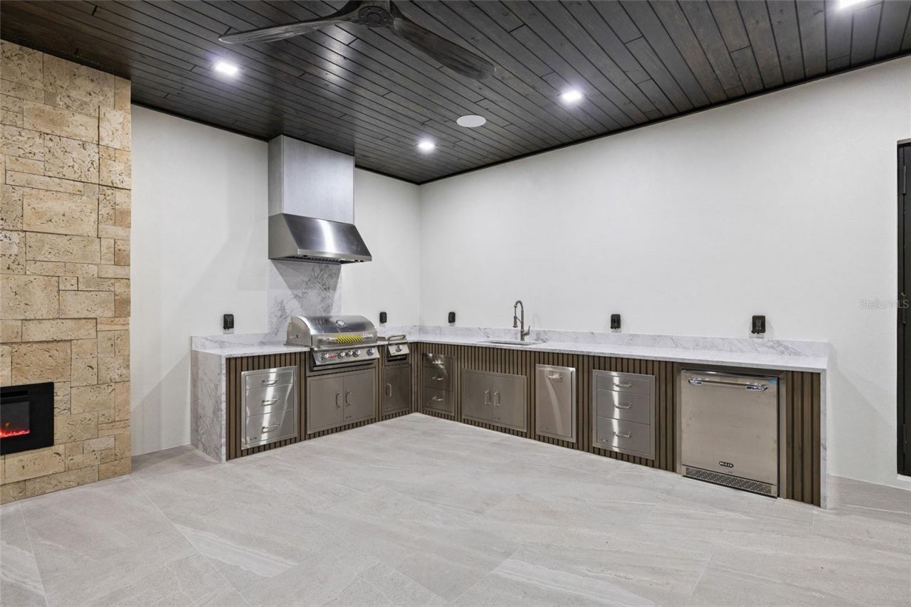 6802 E Creek Drive, Tampa, FL 33615 Photo