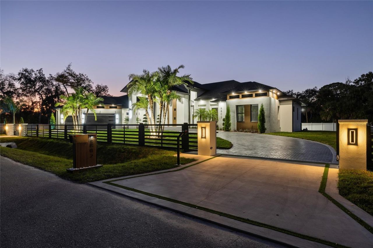 6802 E Creek Drive, Tampa, FL 33615 Photo