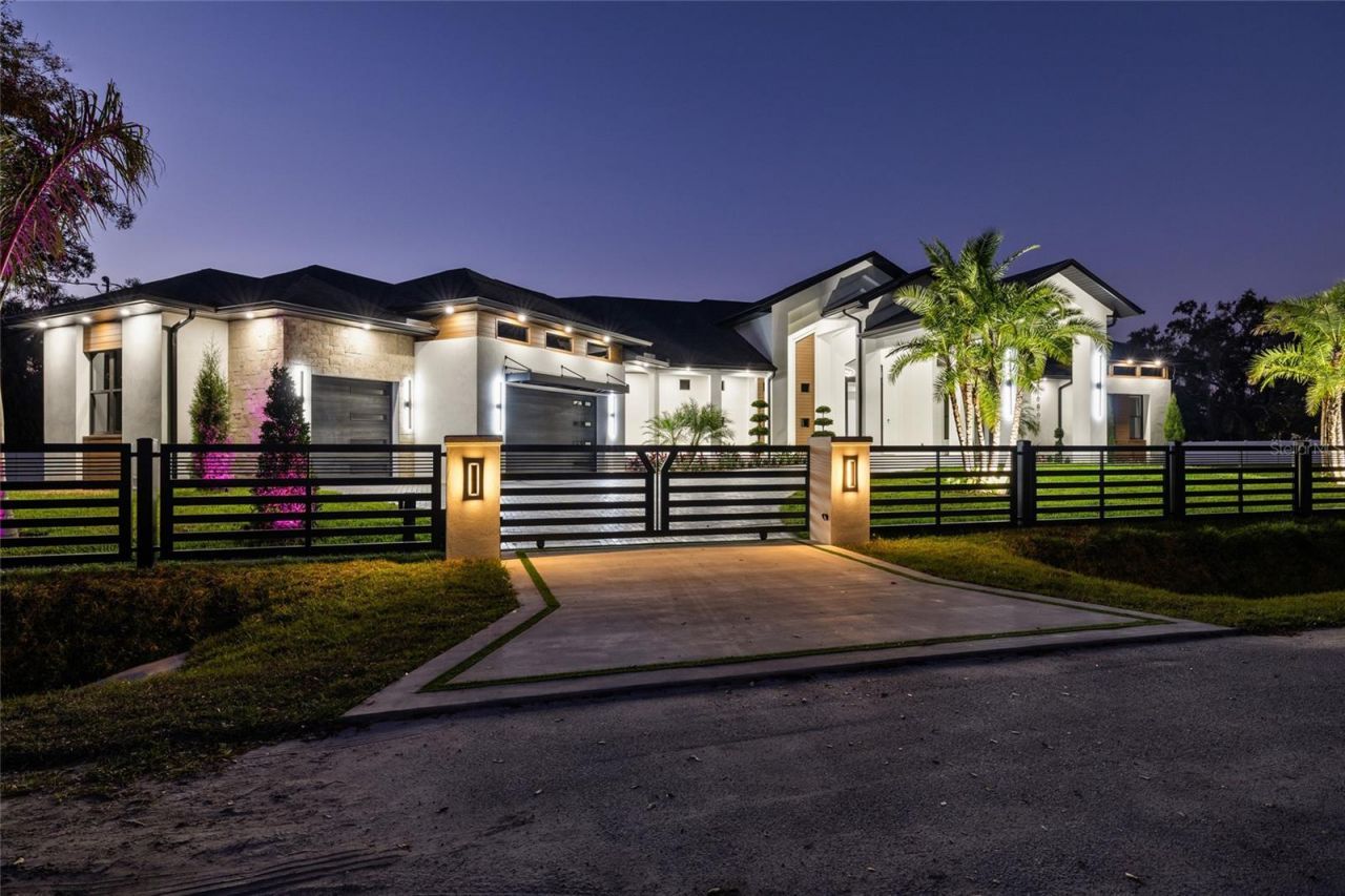 6802 E Creek Drive, Tampa, FL 33615 Photo