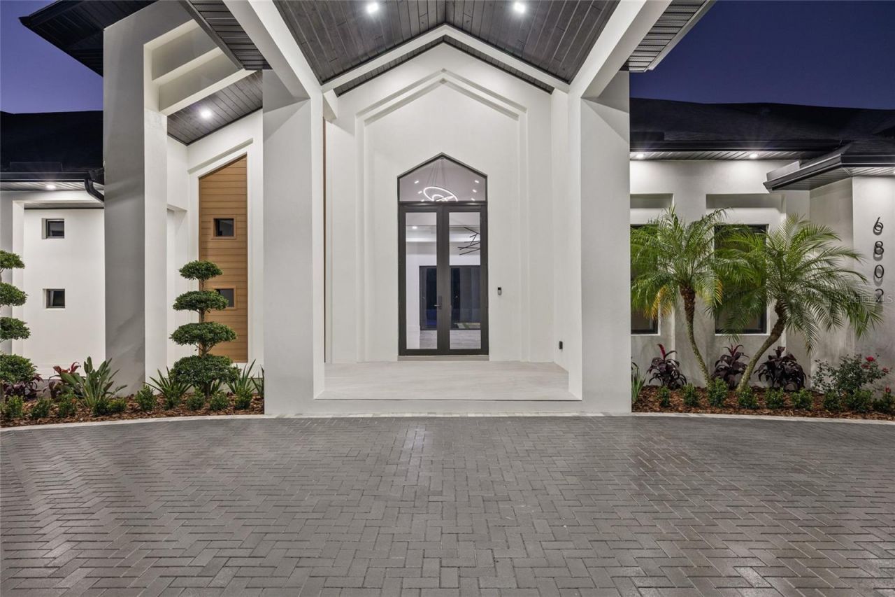 6802 E Creek Drive, Tampa, FL 33615 Photo