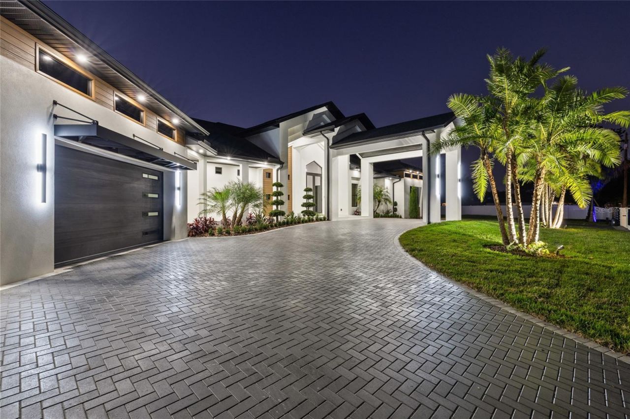 6802 E Creek Drive, Tampa, FL 33615 Photo