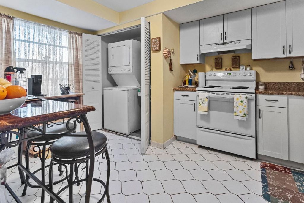 1470 NW 80th Avenue, Unit 204, Margate, FL 33063 Photo