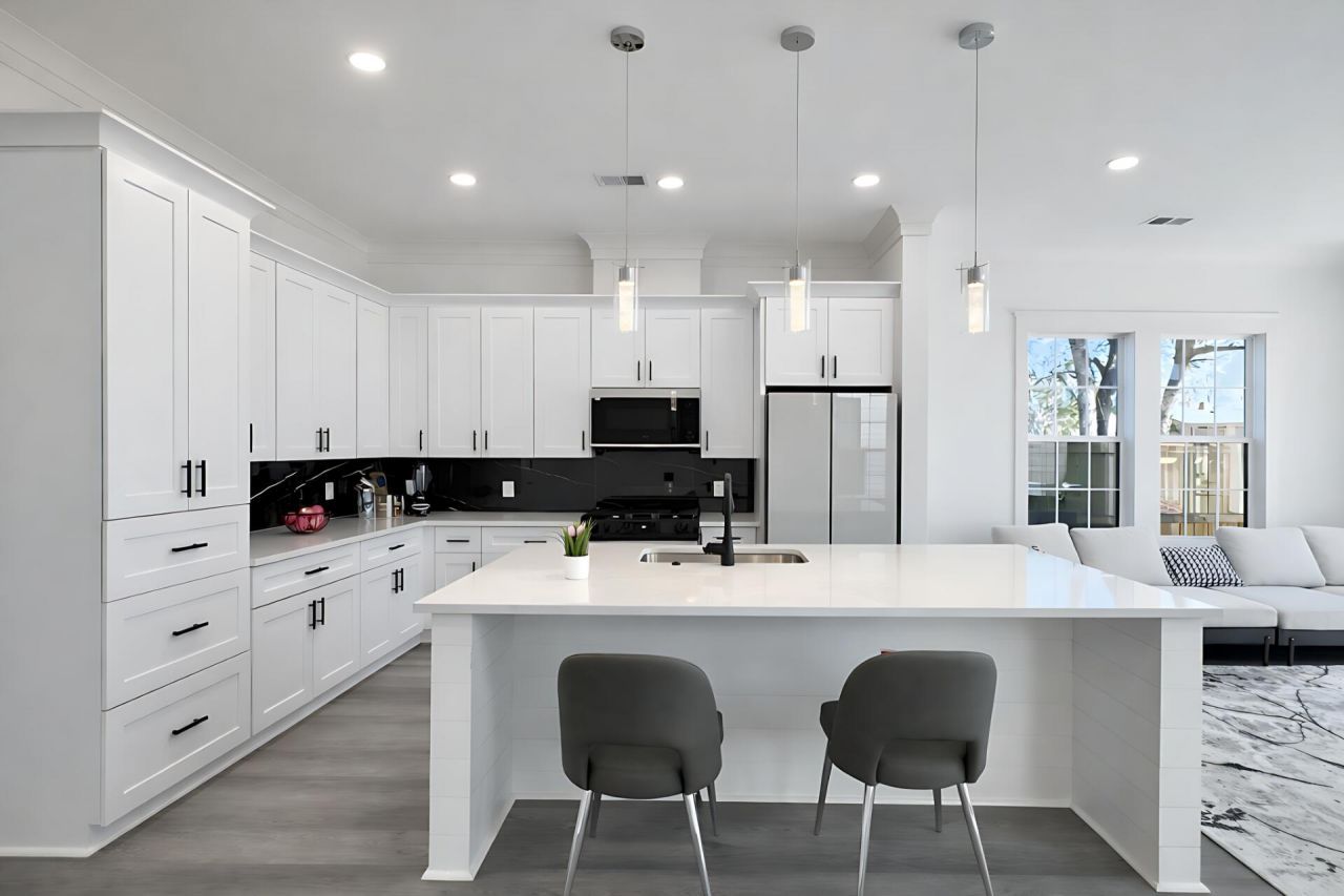 2031 Echo Avenue Photo 2