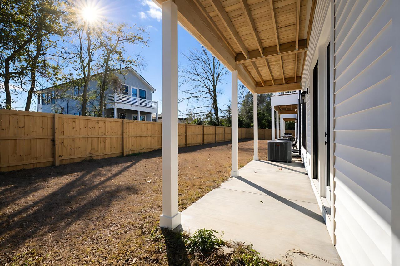 2031 Echo Avenue Photo 32