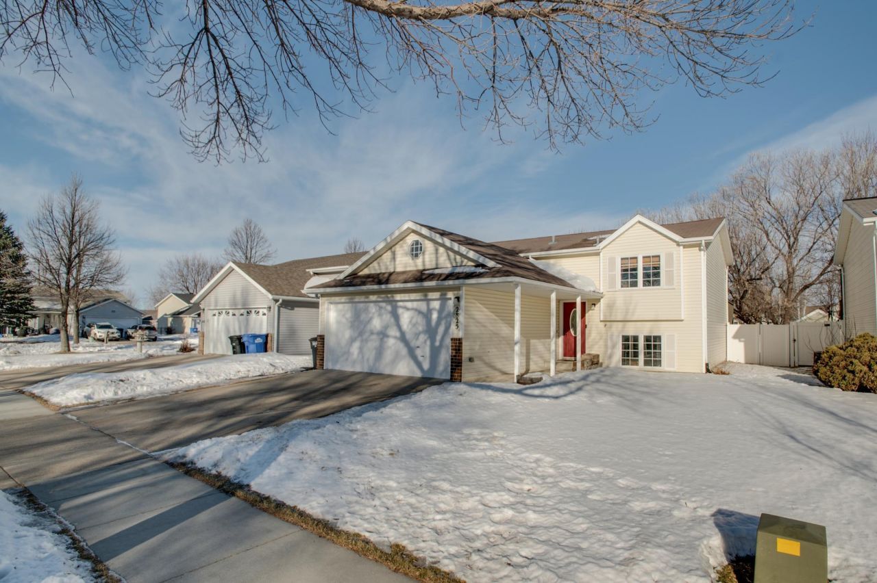 2825 35 1/2 Avenue S, Fargo, ND 58104 Main Photo