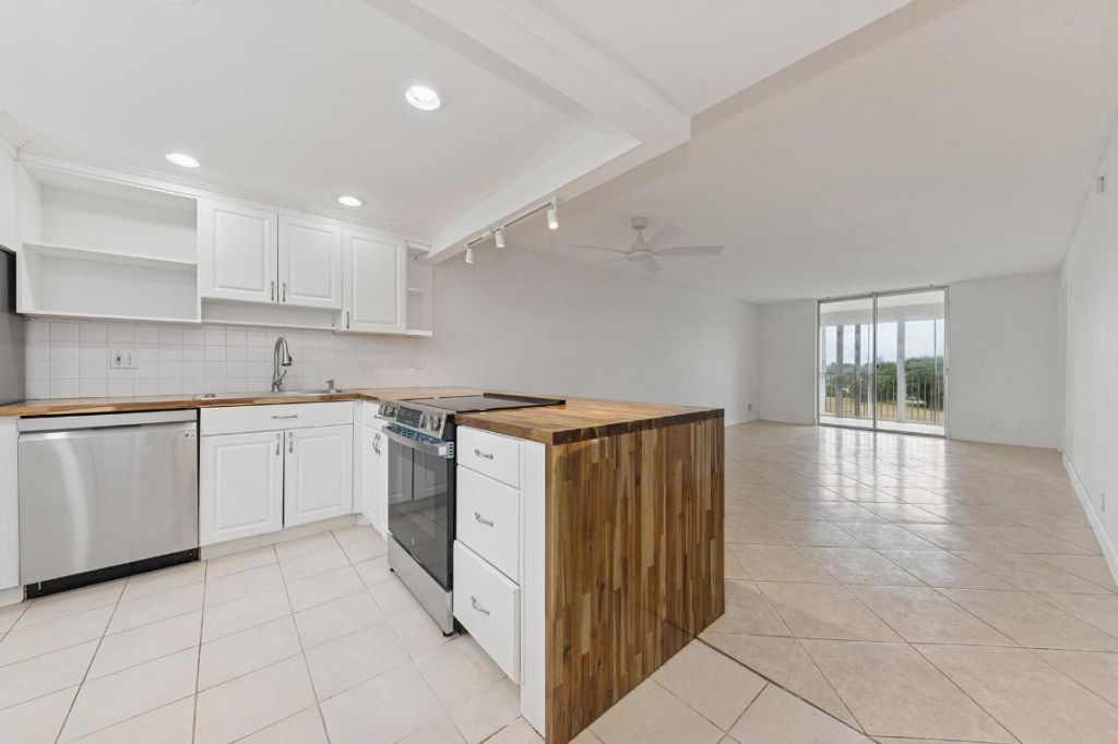 6161 NW 2nd Avenue, Unit 420, Boca Raton, FL 33487 Photo