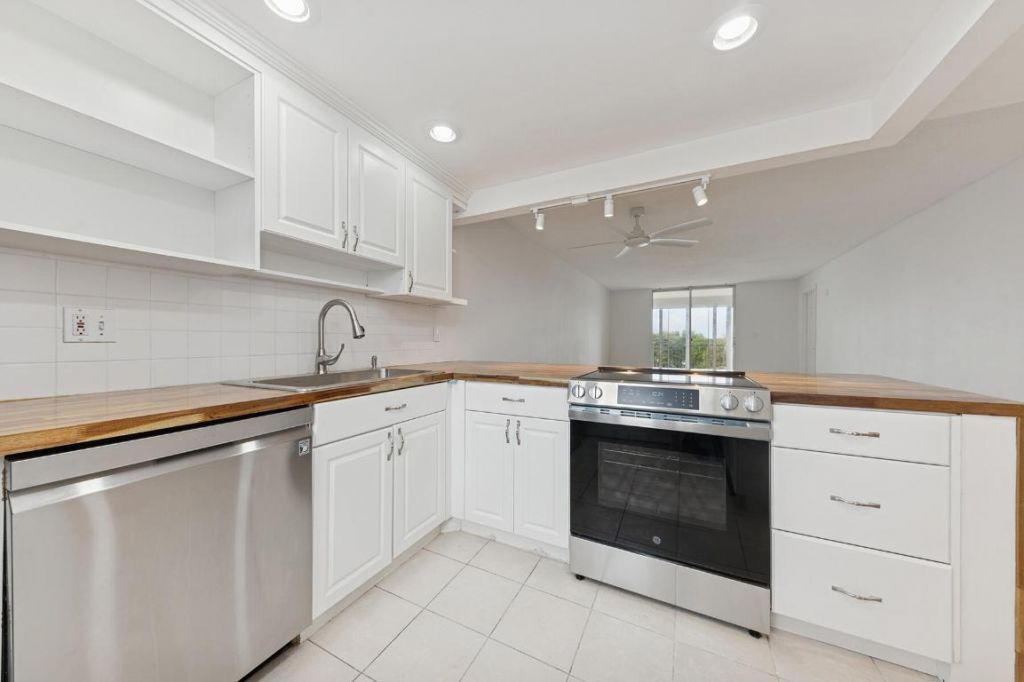 6161 NW 2nd Avenue, Unit 420, Boca Raton, FL 33487 Photo