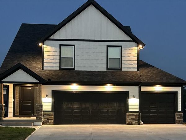 949 N Cottonwood Court, Tonganoxie, KS 66086