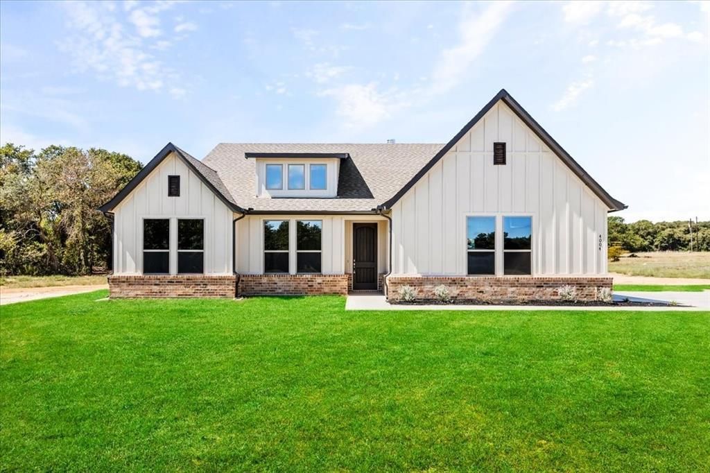 10000 Valley Oak Court, Springtown, TX 76082 Main Photo