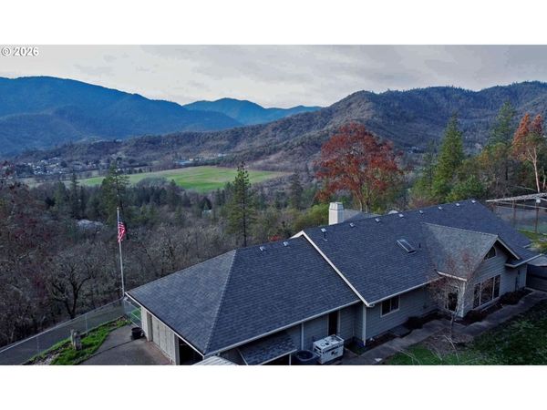 1040 WARDS CREEK RD, Rogue River, OR 97537