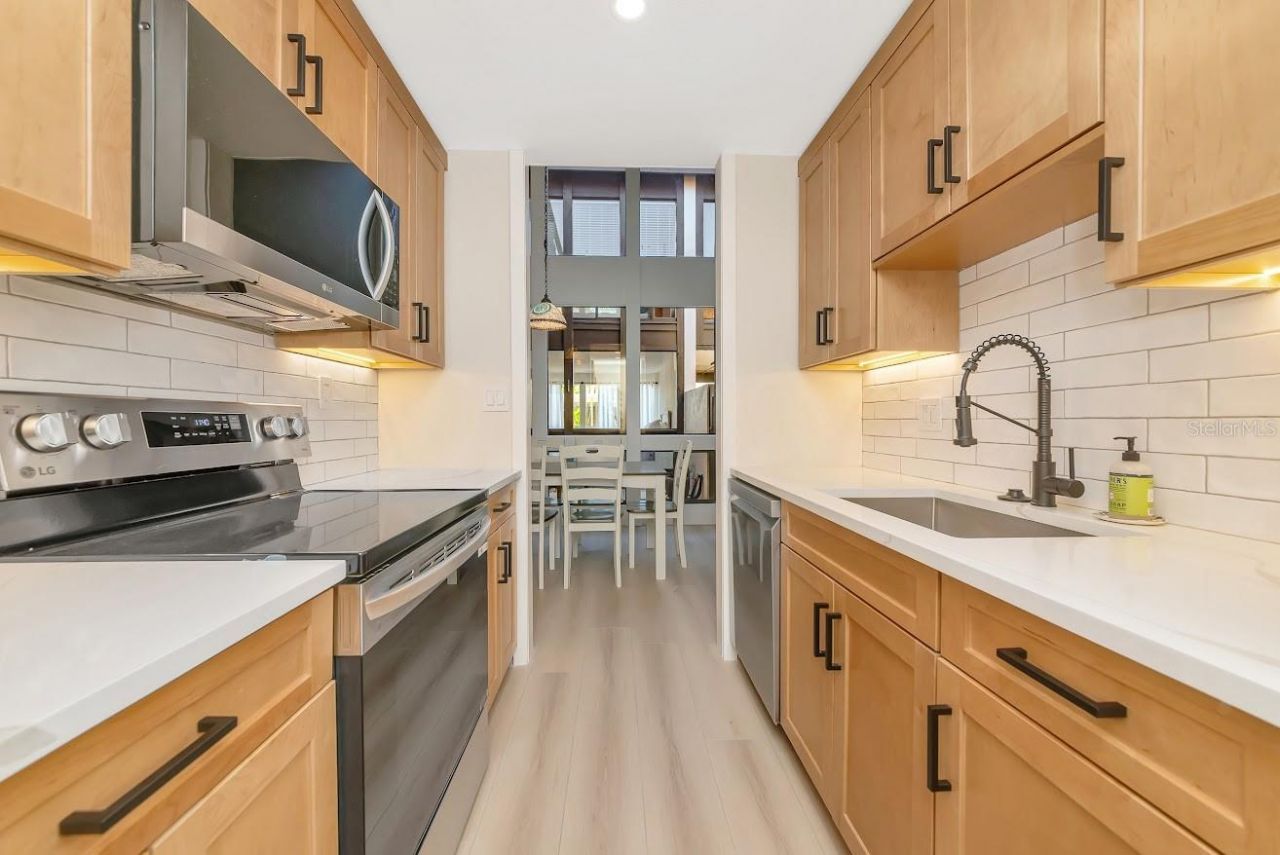 800 S Blvd Of The Presidents, Unit 16, Sarasota, FL 34236 Photo