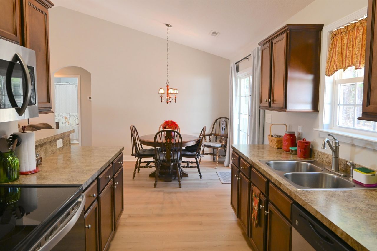 233 Macarthur Dr. Photo 11