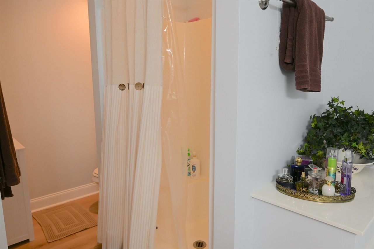 233 Macarthur Dr. Photo 16