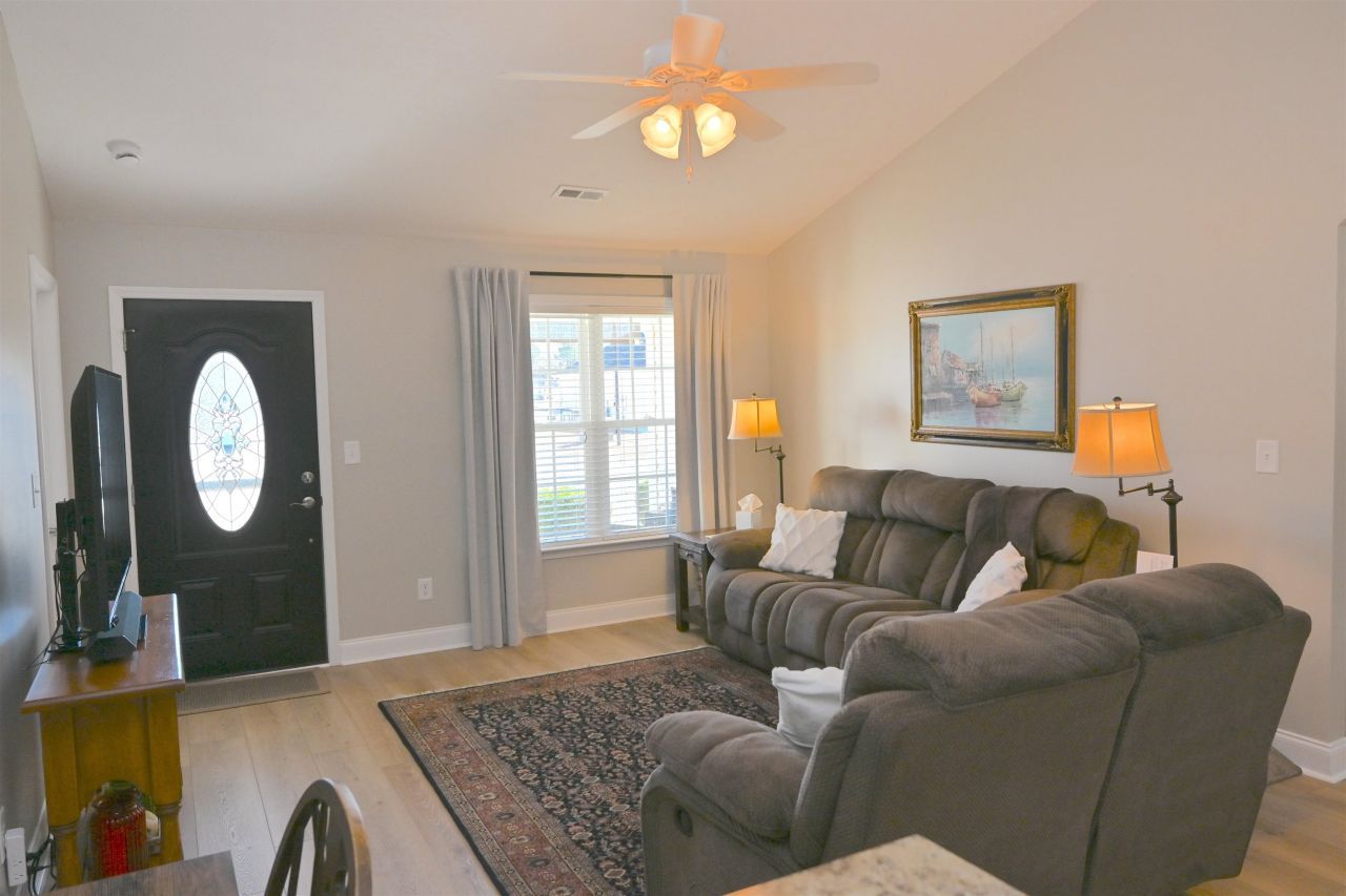 233 Macarthur Dr. Photo 4