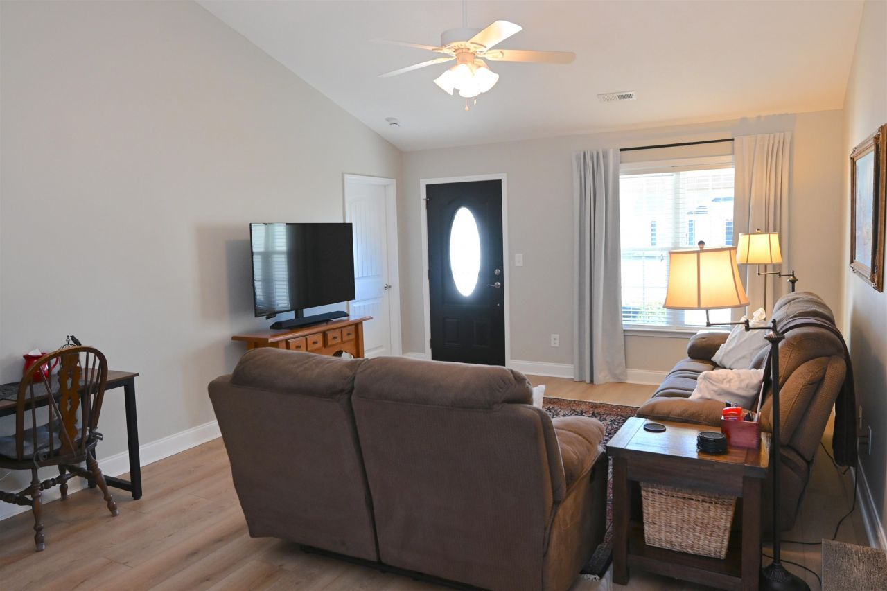 233 Macarthur Dr. Photo 5