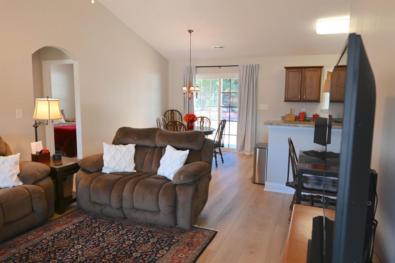 233 Macarthur Dr. Photo 6