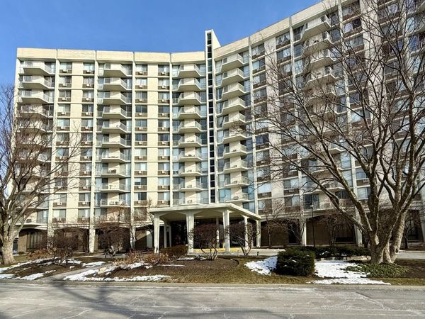 20 N Tower Road, Unit 8E, Oak Brook, IL 60523