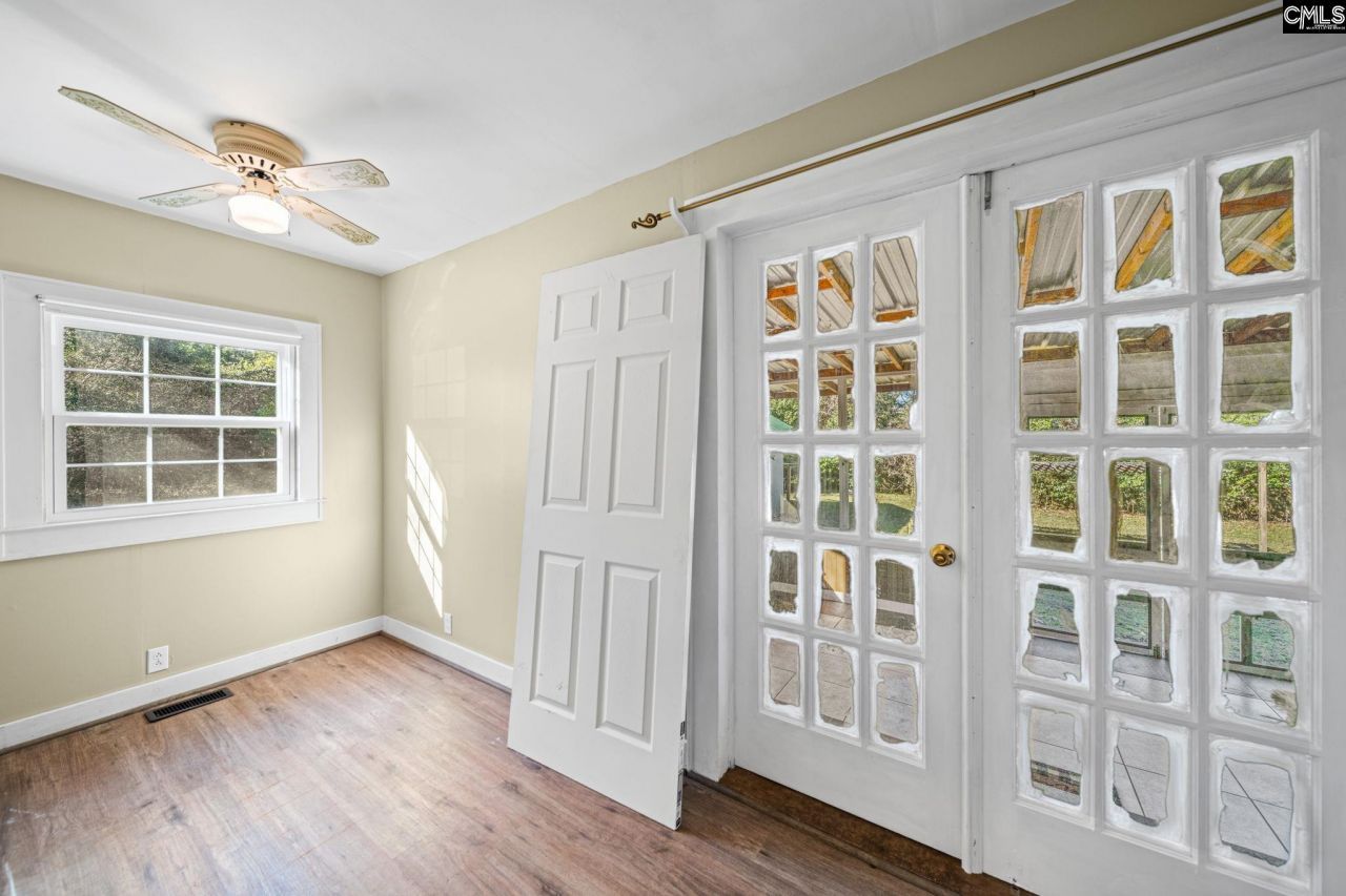 31 Gardner Street S Photo 10