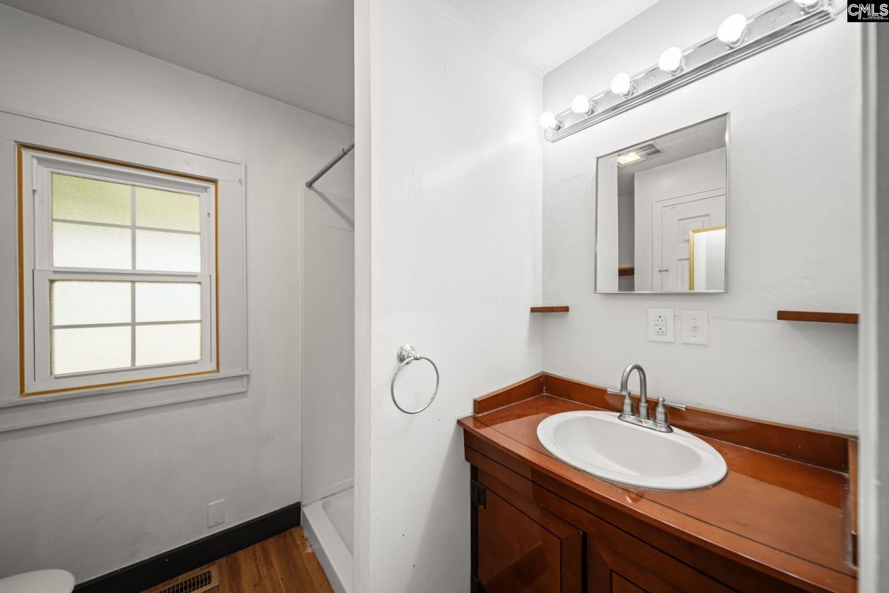 31 Gardner Street S Photo 18