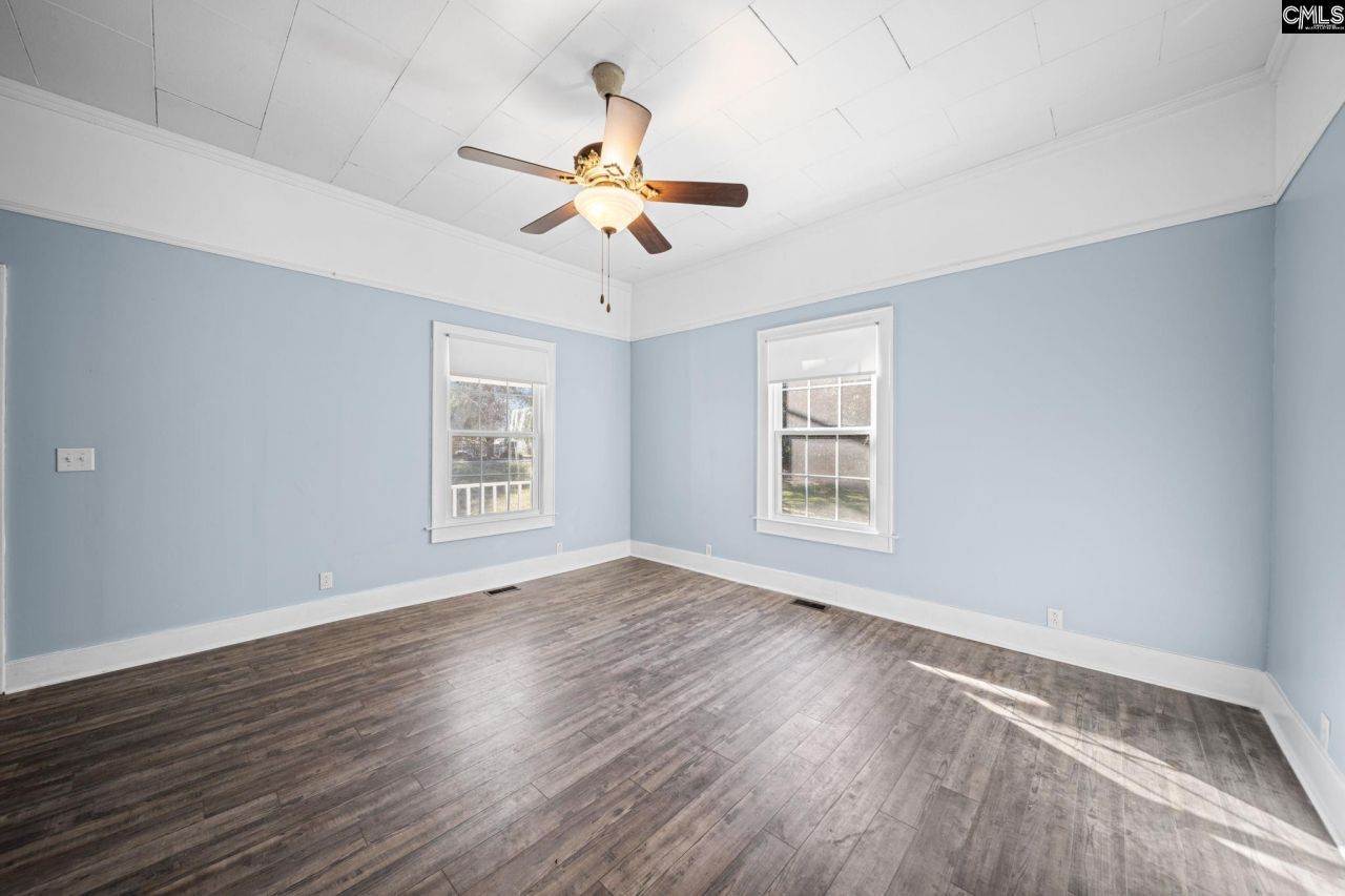 31 Gardner Street S Photo 5