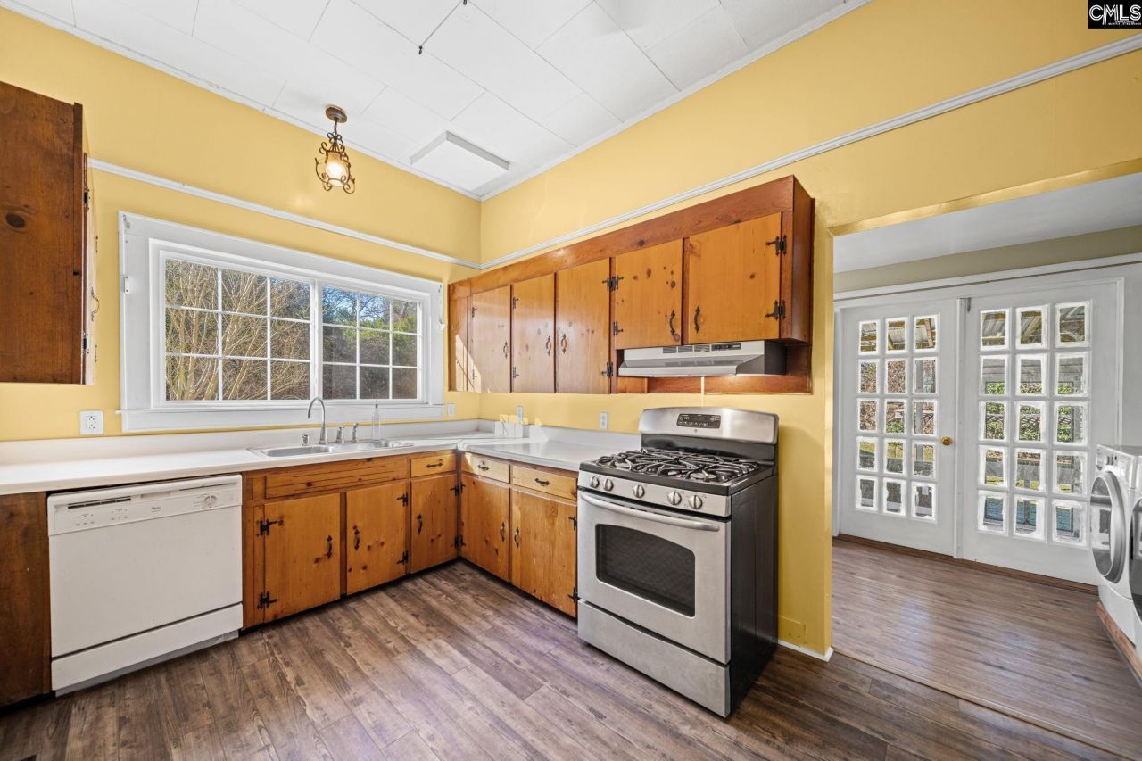 31 Gardner Street S Photo 6