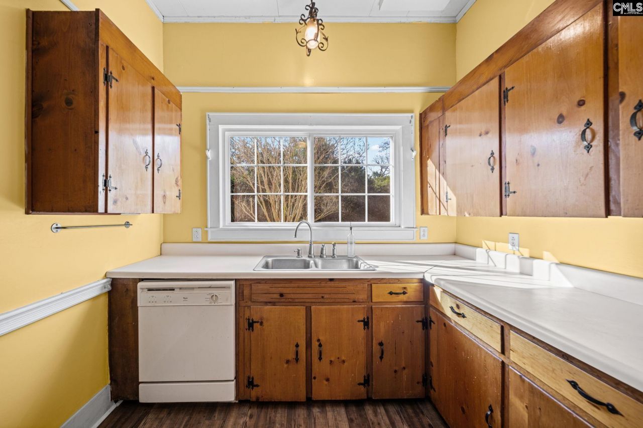 31 Gardner Street S Photo 7