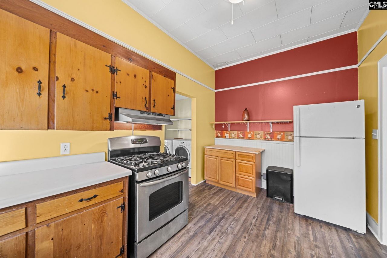 31 Gardner Street S Photo 8