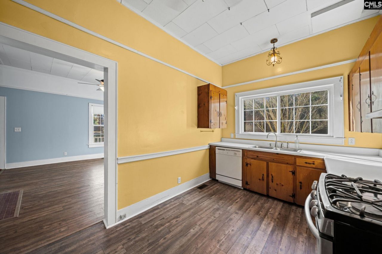 31 Gardner Street S Photo 9