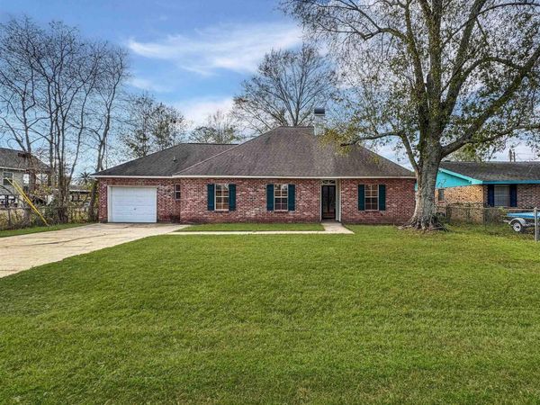 20359 Lynda Drive, Springfield, LA 70462