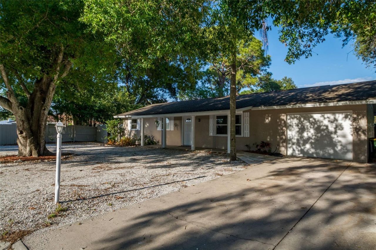 95 S Briggs Avenue, Sarasota, FL 34237 Photo