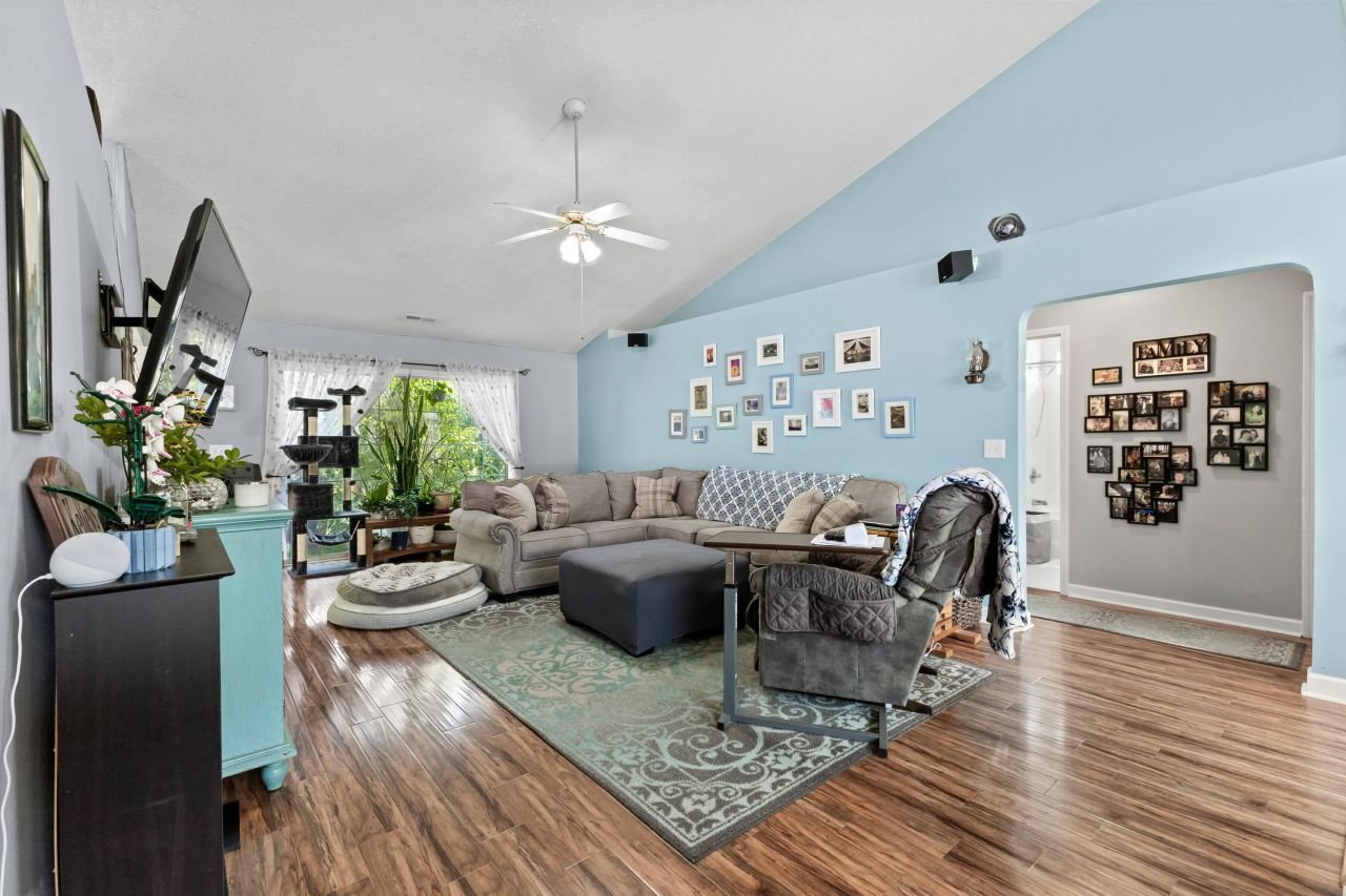 105 Old Carriage Ct. Photo 9