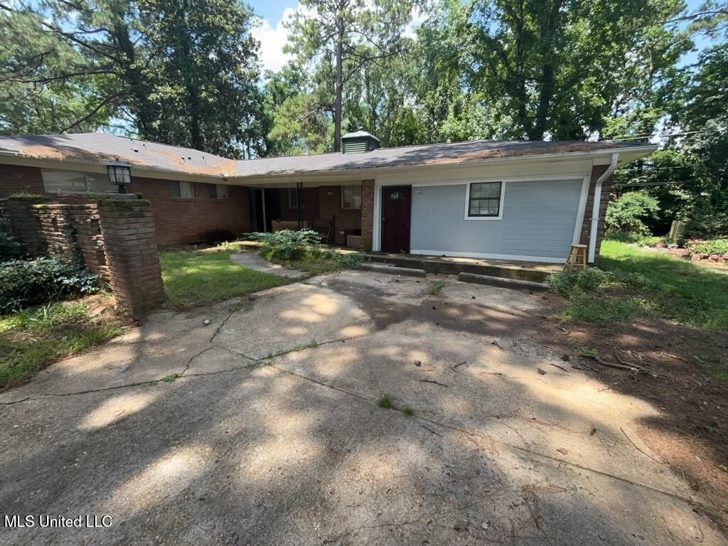 351 Elms Court Circle, Jackson, MS 39204 Main Photo