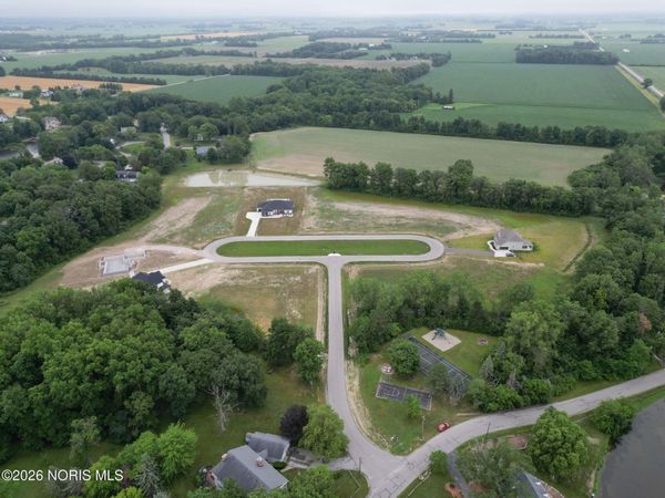 135 Coach House Loop, Bowling Green, OH 43402