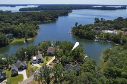 1095 Refuge Place  photo 4