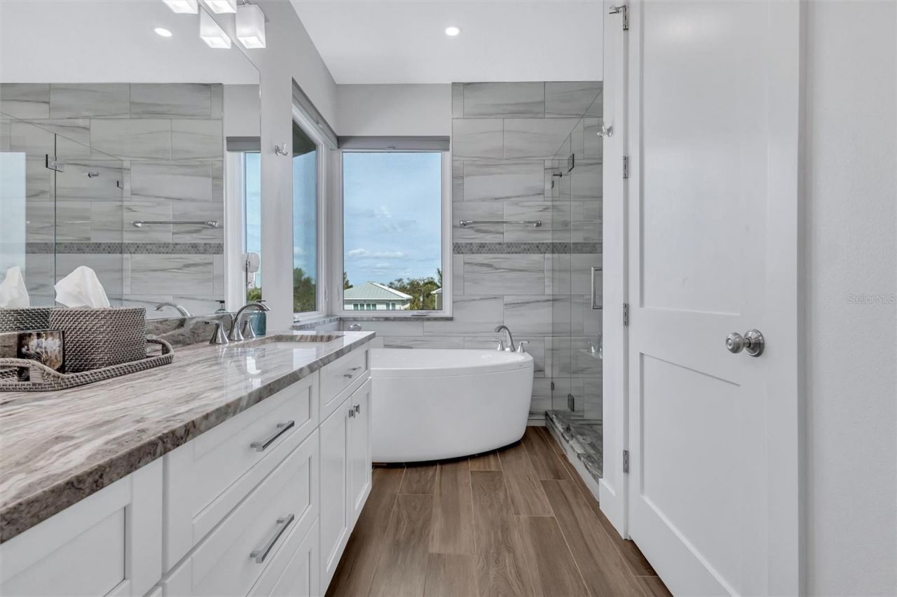 4881 Oxford Drive, Siesta Key, FL 34242 Photo