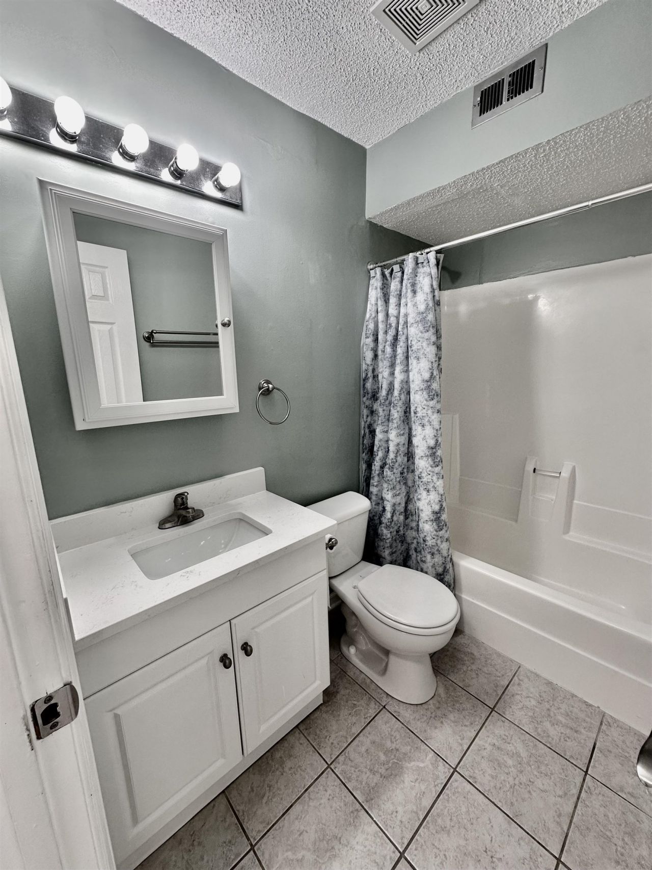 400 Cambridge Circle Photo 8